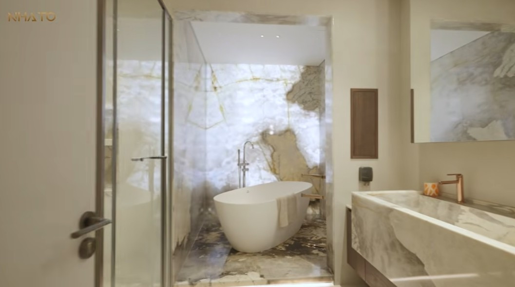 Nội thất trong phòng tắm ốp đá sang trọng. Ảnh chụp màn hình