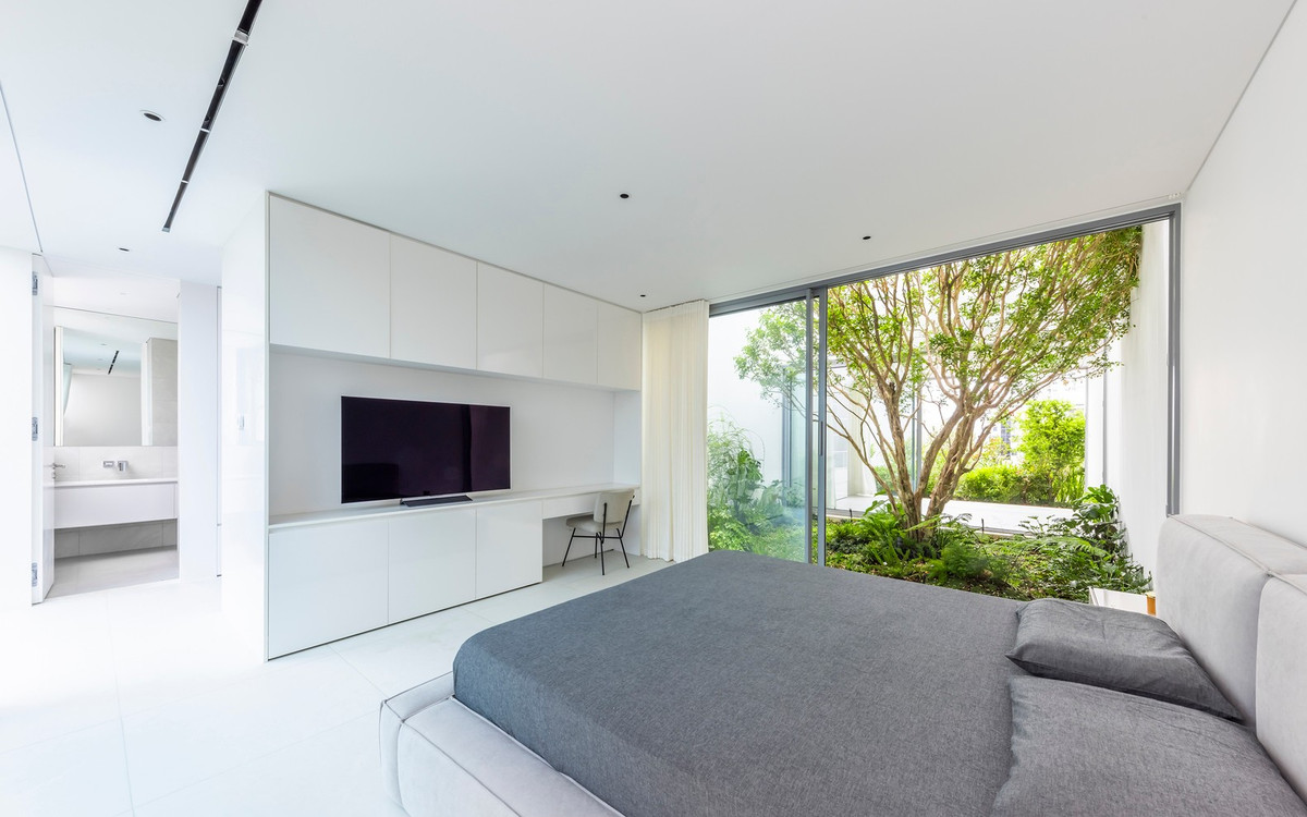 Tầng ba dành riêng cho vợ chồng chủ nhà, tập trung vào khu vườn sân trong quan trọng liên kết không gian sinh hoạt, thiền định và làm việc. Ảnh: Hirouyki Oki