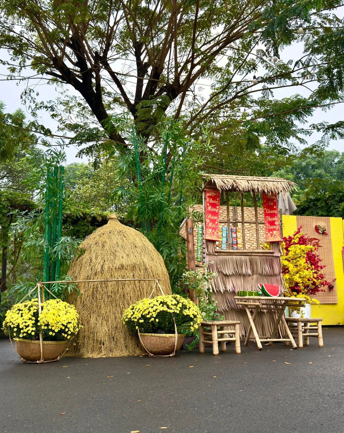 Sự kết hợp tinh tế giữa tre nứa và các loại hoa đặc trưng ngày Tết như mai vàng, đào thắm. Ảnh: FB Trịnh Kim Chi