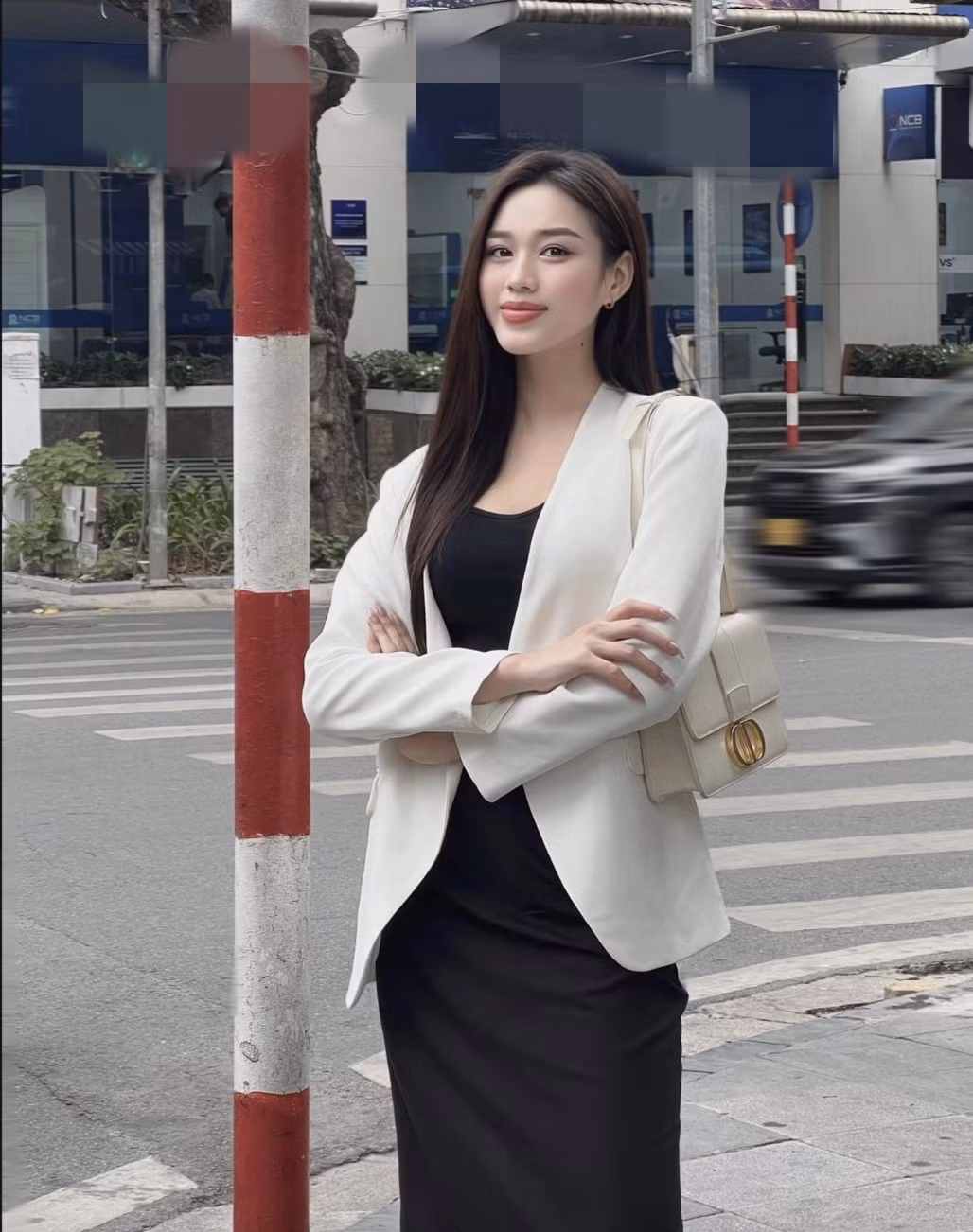 Tủ đồ hiệu của nàng hậu còn có chiếc túi Dior 30 Montaigne có giá khoảng 100 triệu đồng. Ảnh: FBNV