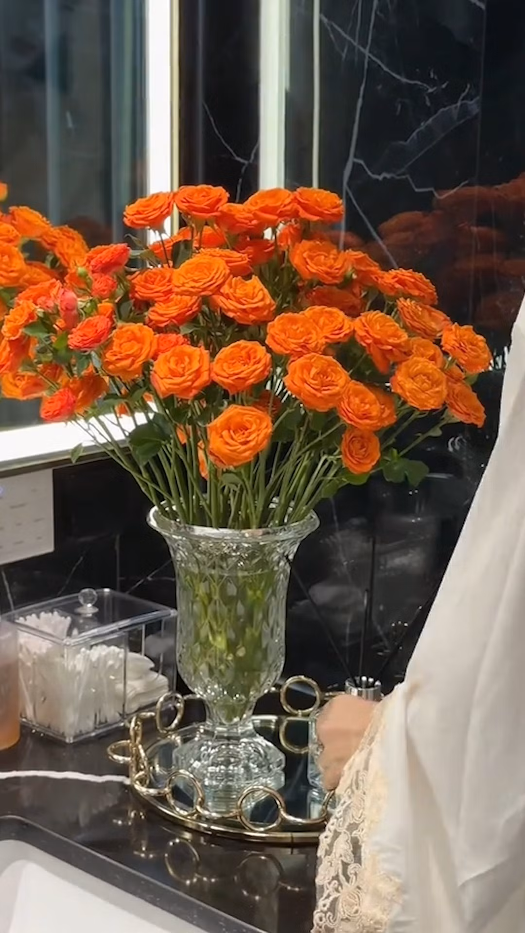 Đỗ Hà có sở thích cắm hoa. Ảnh: FBNV