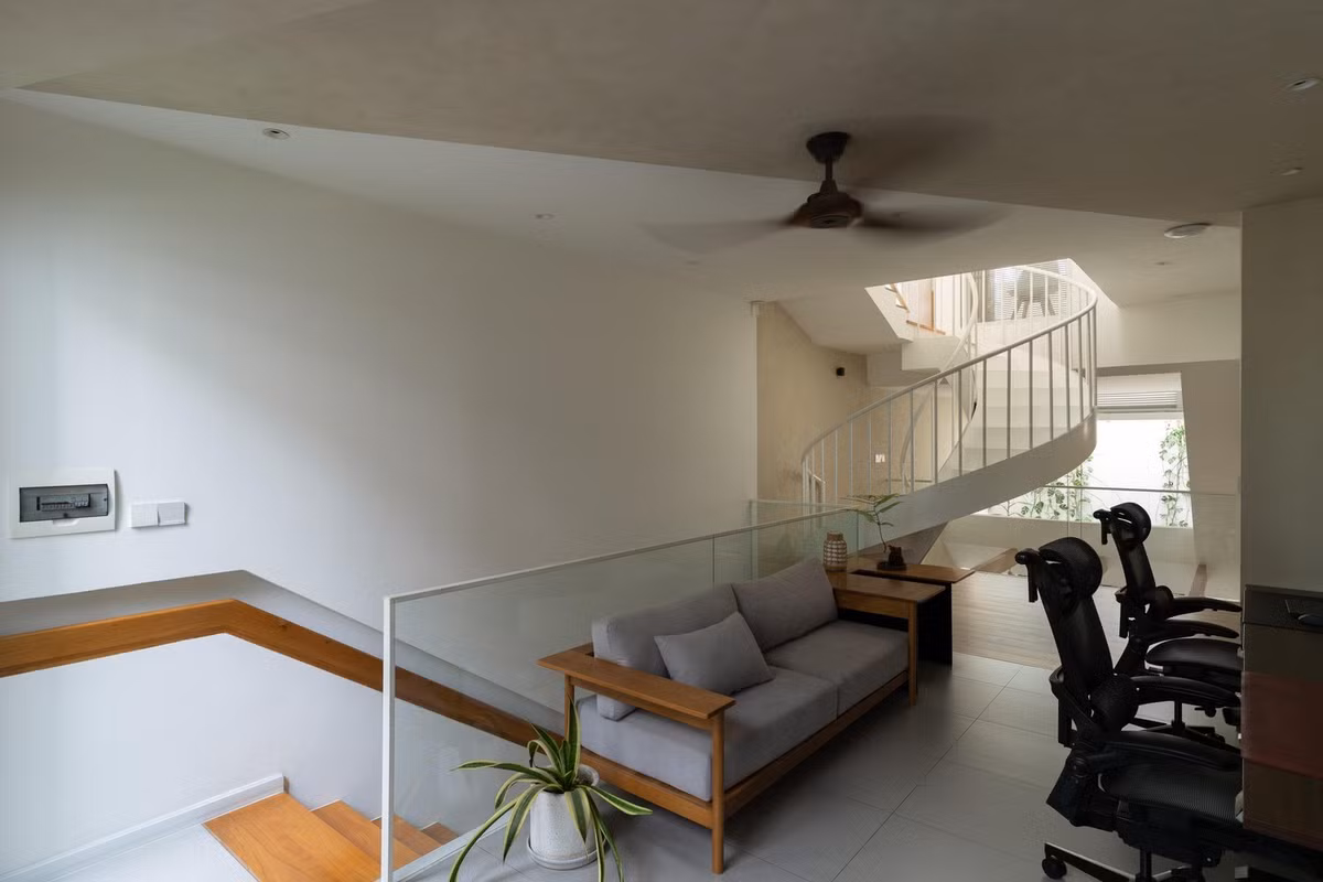 Khối nhà dần lùi vào trong, cho phép ánh sáng len lỏi vào mọi góc bên trong. Ảnh: Quang Dam