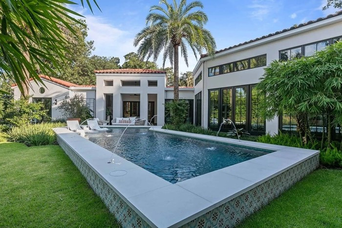 Nhà vườn với hồ bơi ngoài trời sang trọng, tạo điểm nhấn đẳng cấp. Ảnh: Vinavic