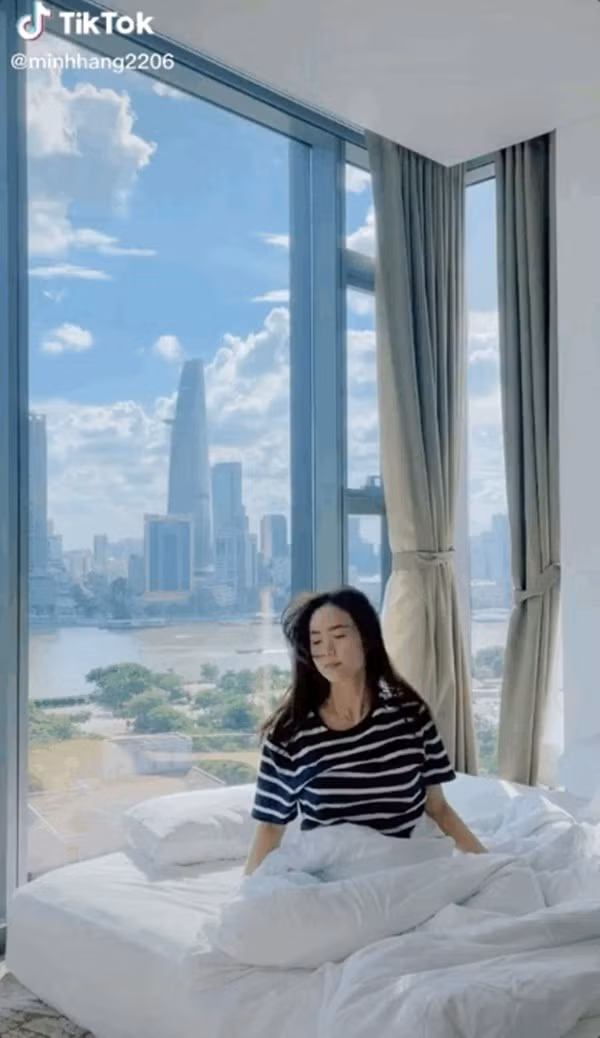 Từ căn hộ của Minh Hằng có thể phóng tầm mắt ngắm toàn cảnh thành phố, bao gồm Landmark 81 và tòa Bitexco. Ảnh: FBNV