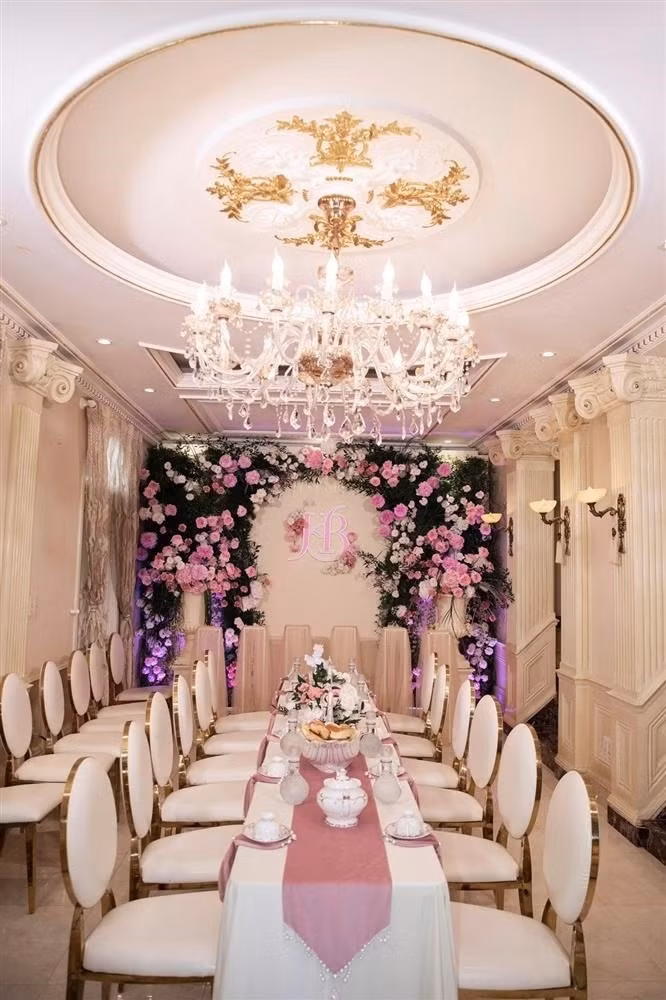 Ngày cưới, biệt thự được trang hoàng lộng lẫy tạo nên không gian vừa sang trọng vừa lãng mạn. Ảnh: Facebook