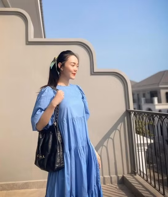 Nữ ca sĩ chỉ hé lộ hình ảnh về một trong hai cơ ngơi, nhưng qua vài khung hình cũng đủ để thấy được độ hoành tráng và bề thế của căn biệt thự. Ảnh: FBNV