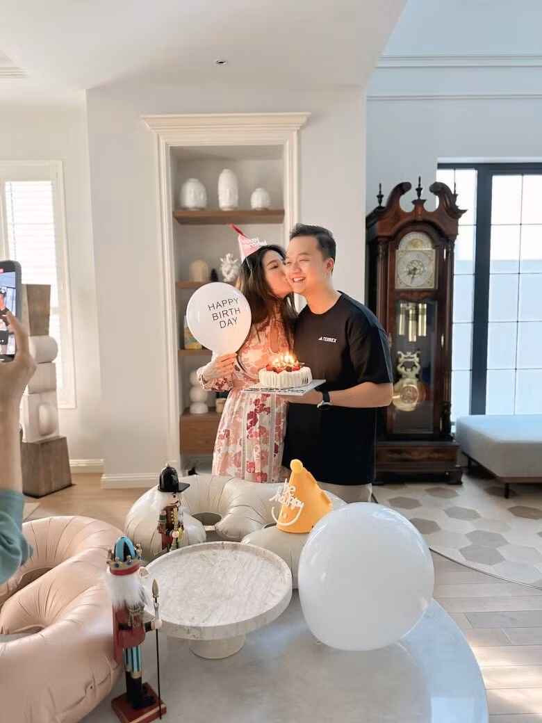 Nội thất tối giản giúp tổng thể căn nhà giữ được sự nhẹ nhàng, thư thái. Ảnh: FBNV