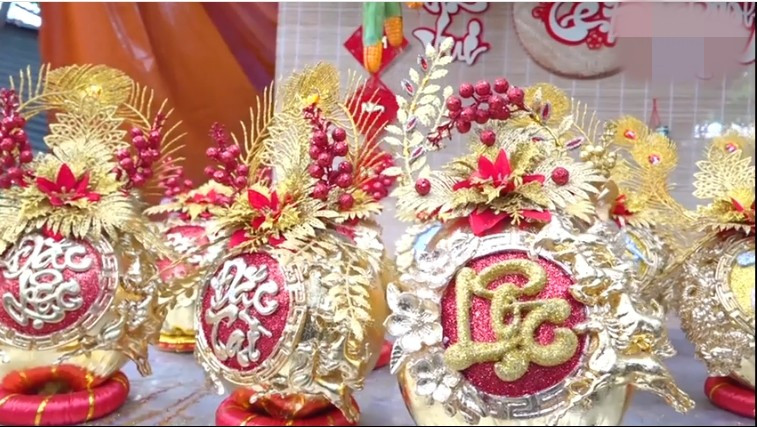 Đặc biệt, một số mẫu dừa đặc biệt, chế tác theo yêu cầu và có yếu tố phong thủy giá cao hơn, dao động từ 1 – 1,5 triệu đồng/cặp. Ảnh: cắt từ video của Vietnamnet