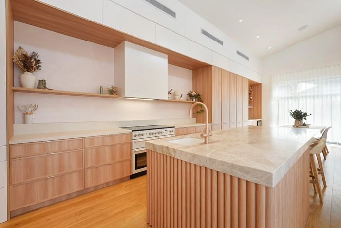 Gỗ tự nhiên không xử lý kỹ, đá xốp, hoặc sơn tường kém chất lượng có thể rất bắt mắt lúc đầu nhưng nhanh chóng bị ố, phồng rộp hoặc ám mùi dầu mỡ. Ảnh: Klf