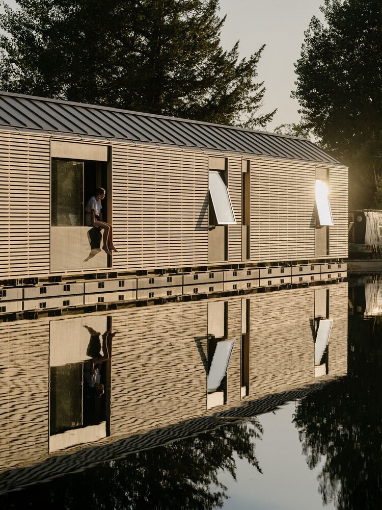 Yêu cầu với kiến trúc sư là đưa toàn bộ không gian sống lên trên mặt nước, khắc phục tình trạng ẩm lạnh thường thấy ở các nhà thuyền truyền thống. Ảnh: James Retief