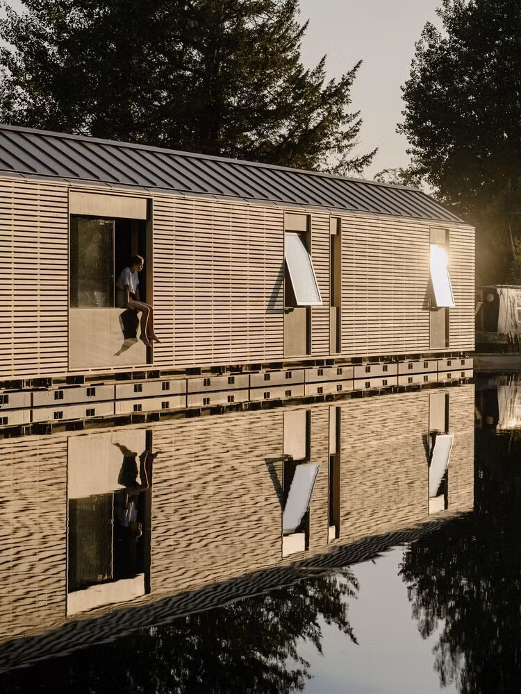 Yêu cầu với kiến trúc sư là đưa toàn bộ không gian sống lên trên mặt nước, khắc phục tình trạng ẩm lạnh thường thấy ở các nhà thuyền truyền thống. Ảnh: James Retief