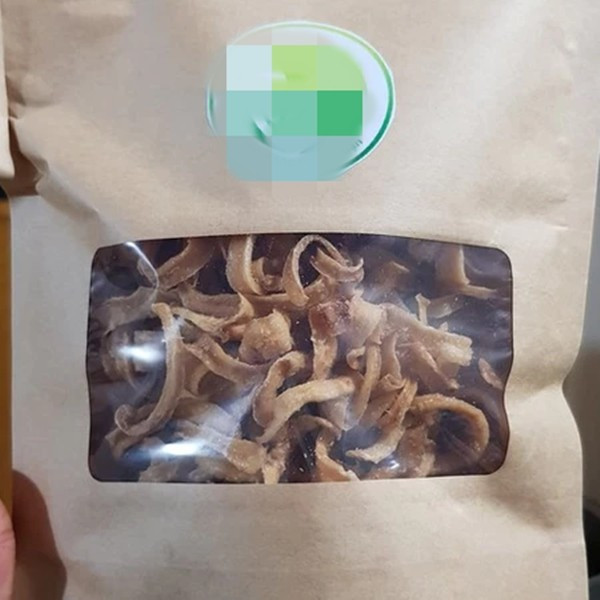 Khác với các loại mứt thường vị ngọt gắt, mứt đinh lăng có vị ngọt dịu, mát, xen lẫn mùi thơm đặc trưng tựa như mùi sâm. Ảnh: Shopee