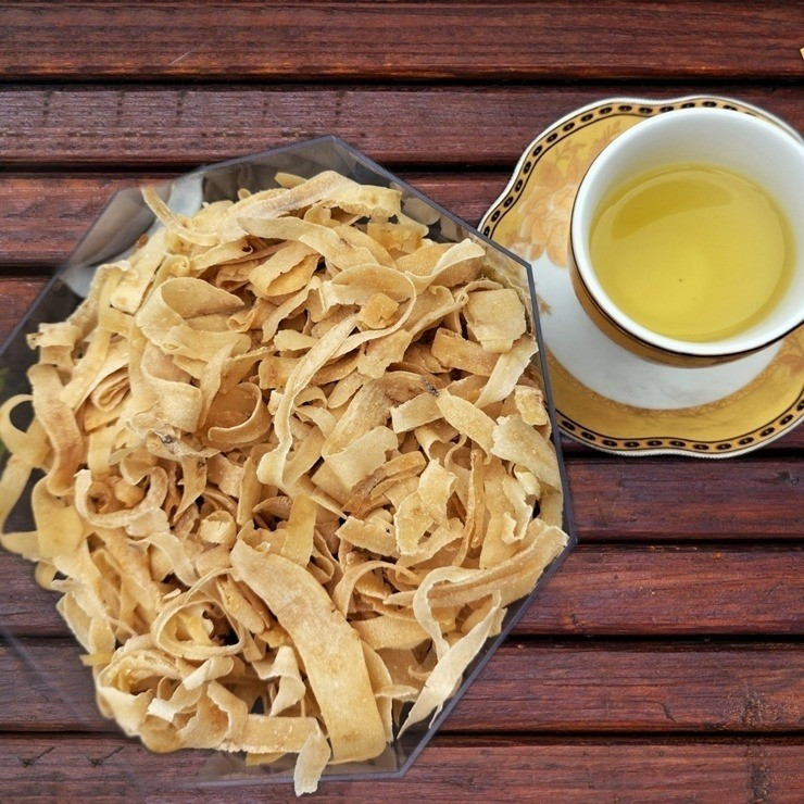 Mứt đinh lăng màu vàng sẫm tự nhiên, thớ mứt dai hơn, càng nhai kỹ càng cảm nhận rõ vị ngọt hậu từ rễ đinh lăng. Ảnh: Facebook