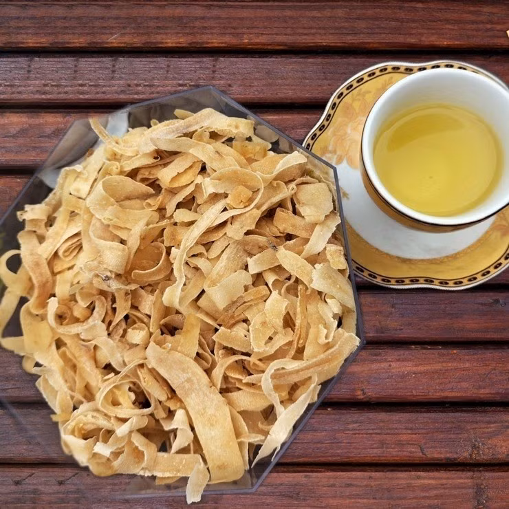 Mứt đinh lăng màu vàng sẫm tự nhiên, thớ mứt dai hơn, càng nhai kỹ càng cảm nhận rõ vị ngọt hậu từ rễ đinh lăng. Ảnh: Facebook