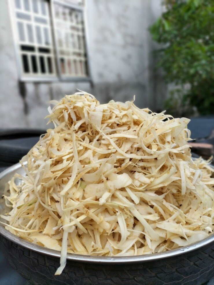 Cách làm mứt đinh lăng cũng tương tự phương pháp làm mứt truyền thống: rễ đinh lăng được bào thật mỏng, sau đó sên trên chảo đến khi đạt độ dẻo và khô vừa phải. Ảnh: Internet