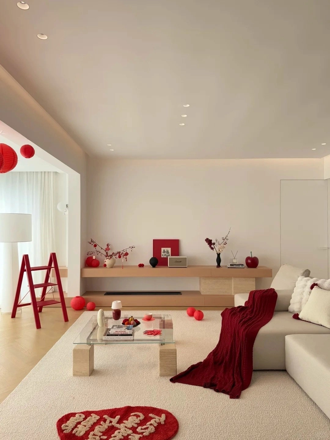 Khu vực phòng khách, bếp, bàn ăn, lối vào và ban công đều được thiết kế liên thông, tạo mặt bằng mở với hệ cửa kính lớn hướng ra ngoài. Ảnh: Xiaohongshu