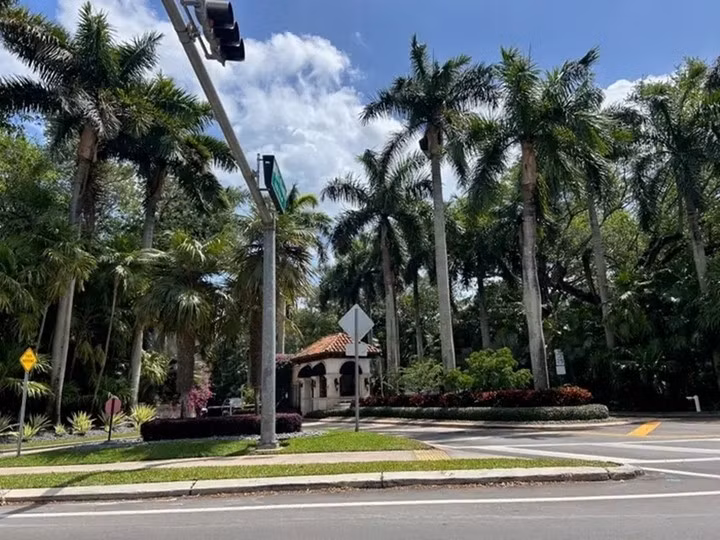 Khu dân cư có cổng bảo vệ và an ninh chặt chẽ. Mỗi hộ dân ở đây phải nộp 7.500 USD (gần 200 triệu VNĐ) chi trả cho đội ngũ an ninh, bao gồm lực lượng bảo vệ vũ trang 24/7, hệ thống camera an ninh và camera quan sát ban đêm được giám sát và ghi hình...Ảnh: Business Insider