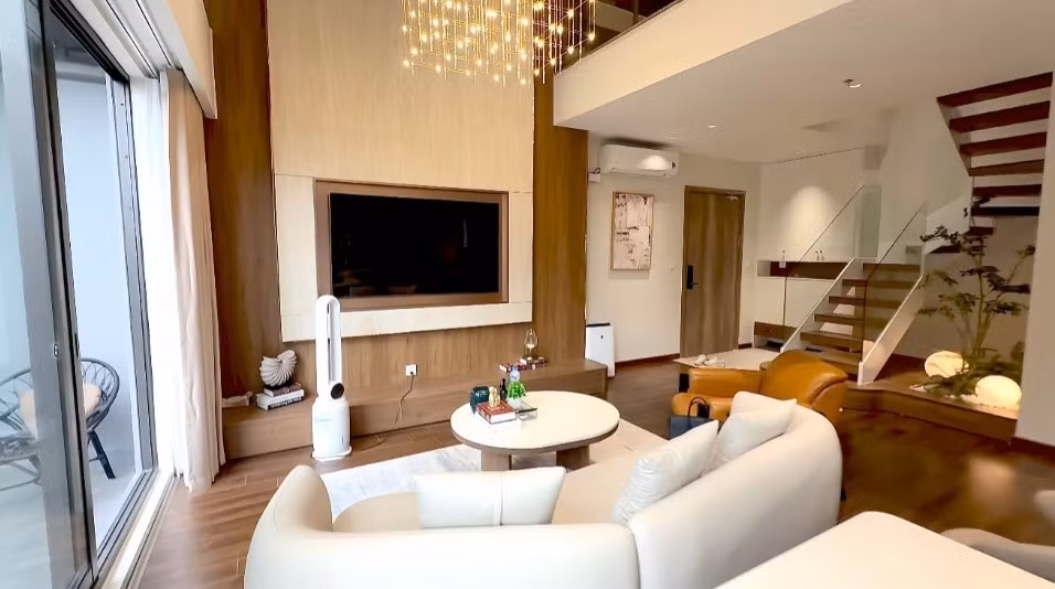 Căn hộ có tông trắng sáng chủ đạo, nội thất là hàng cao cấp. Ảnh: FBNV