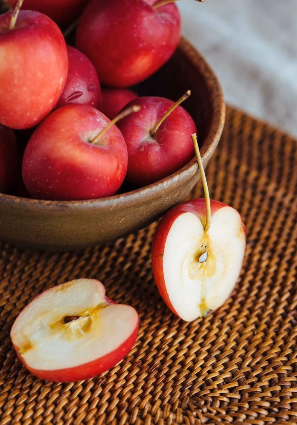 Theo một chủ cửa hàng hoa quả nhập khẩu ở Hà Nội, táo cherry giá cao do hiếm mùa, lại được vận chuyển bằng đường hàng không để giữ độ tươi ngon. Ảnh: Facebook