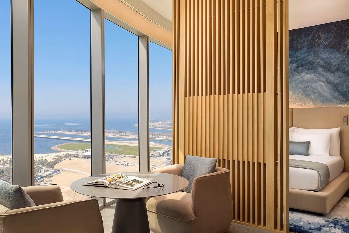 Phòng suite có cửa sổ kính, mở ra khung cảnh ngoạn mục của đường chân trời và mặt nước. Ảnh: Gulfnews