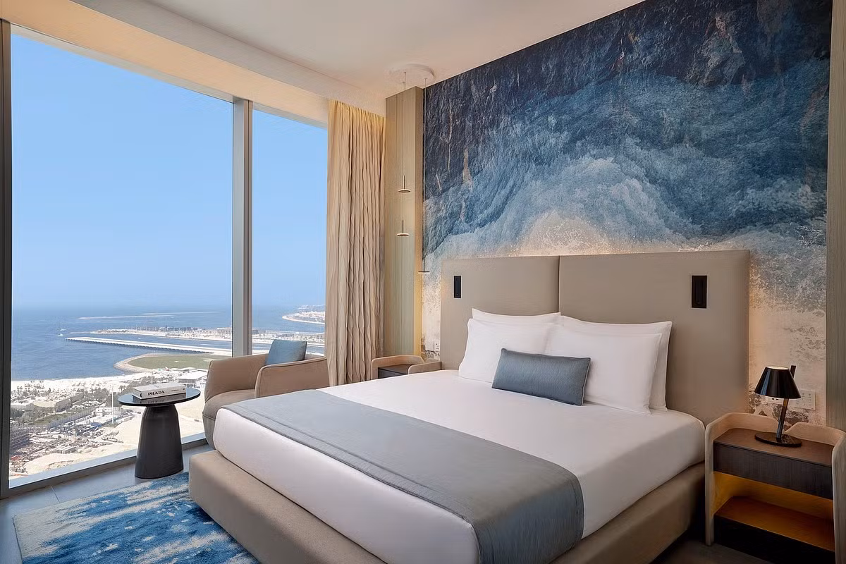 Phòng Deluxe thiết kế hiện đại, nội thất trang nhã và tầm nhìn toàn cảnh Vịnh. Ảnh: Gulfnews