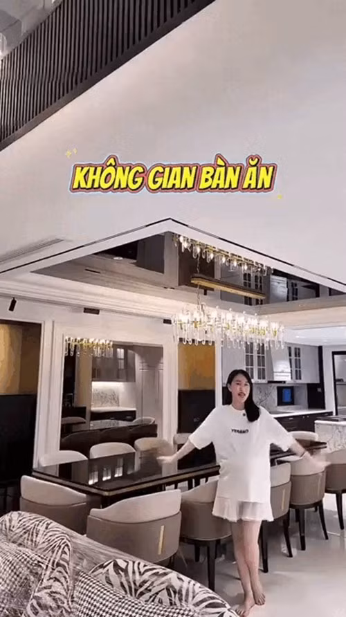 Bàn ăn dài tới 3,5 mét, đi kèm 12 ghế ngồi, thoải mái phục vụ những bữa ăn gia đình đông đủ. Ảnh chụp màn hình