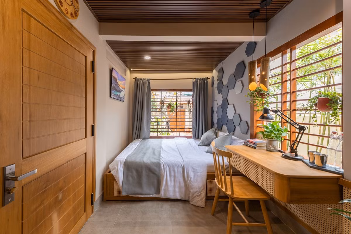 Phòng ngủ tràn ngập ánh sáng tự nhiên. Ảnh: Minq Bui