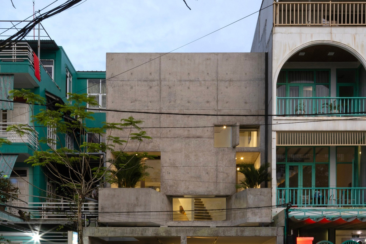 Trái ngược với môi trường xung quanh sôi động, dự án được hình thành như một môi trường sống yên tĩnh và cân bằng cho một gia đình trẻ bốn người – ưu tiên sự tĩnh lặng về không gian, tối giản, hiệu quả về chi phí và tính bền vững lâu dài. Ảnh: HungHoa