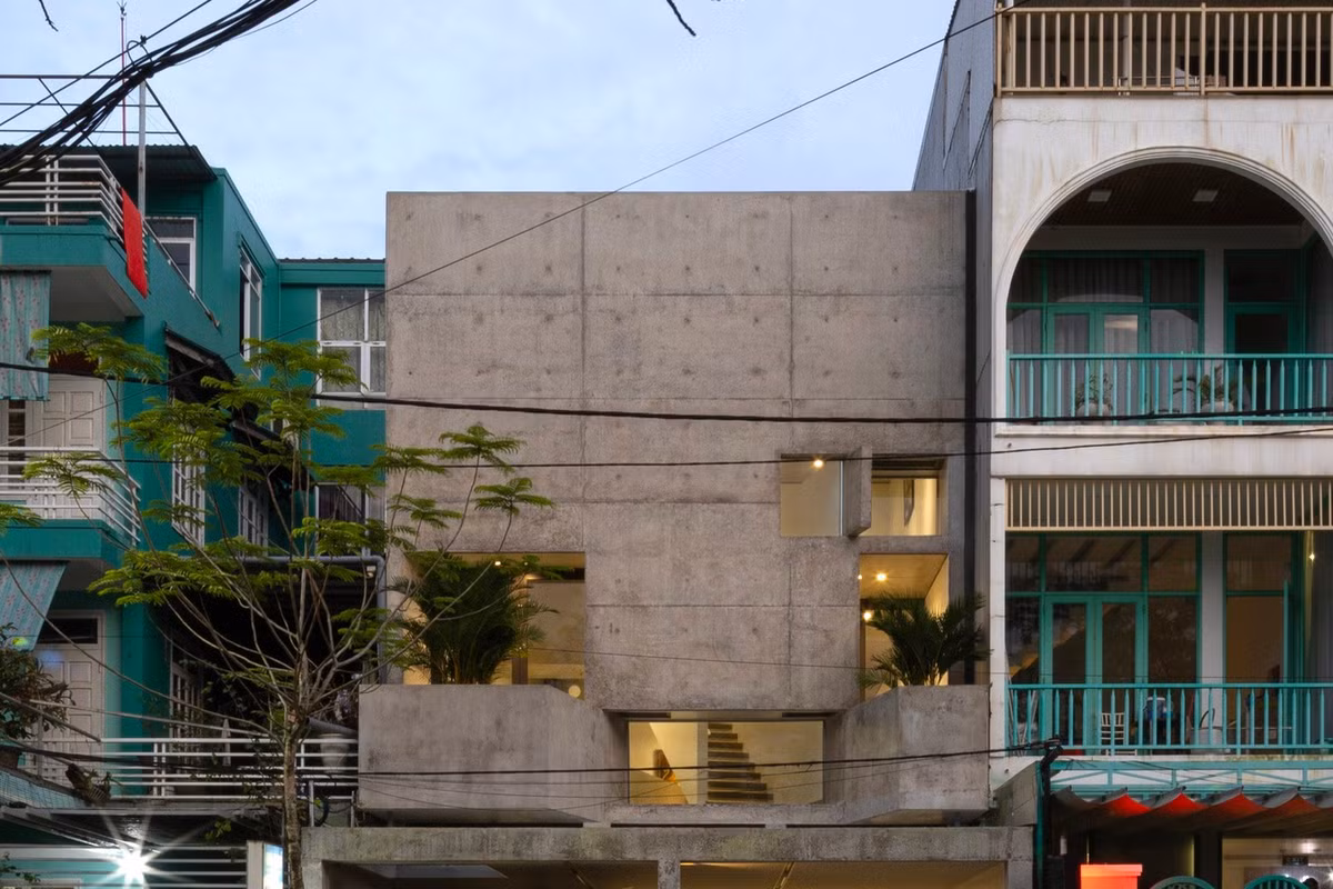 Trái ngược với môi trường xung quanh sôi động, dự án được hình thành như một môi trường sống yên tĩnh và cân bằng cho một gia đình trẻ bốn người – ưu tiên sự tĩnh lặng về không gian, tối giản, hiệu quả về chi phí và tính bền vững lâu dài. Ảnh: HungHoa