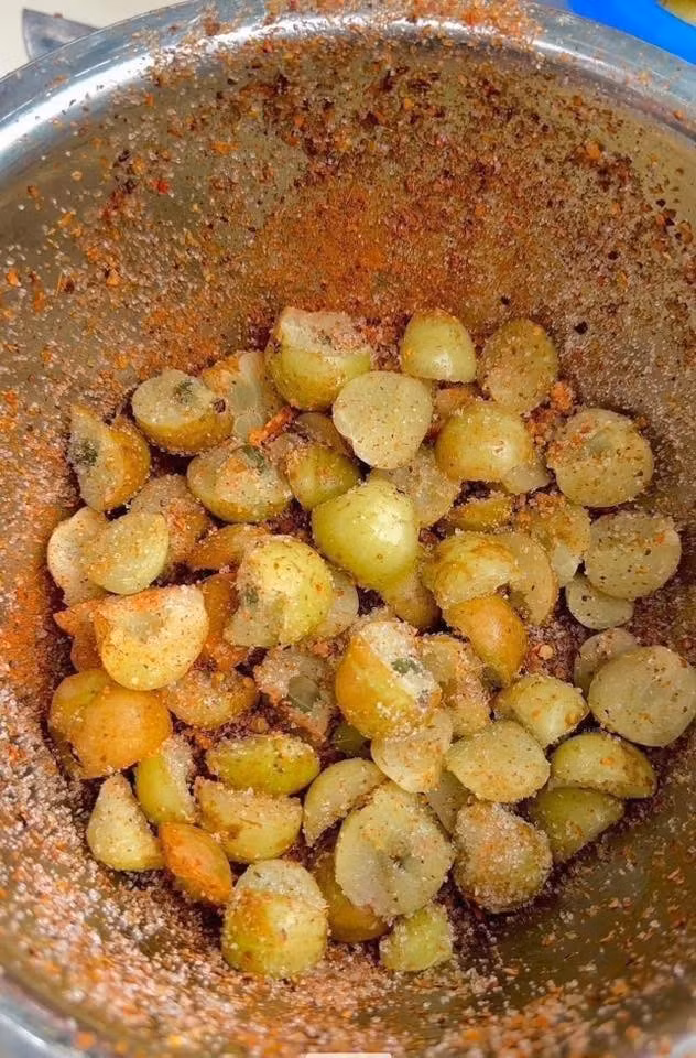 Me rừng thường được trộn muối, thêm riềng, ớt rồi ngâm ăn dần, nấu canh chua, kho cá hoặc ngâm rượu. Ảnh: Facebook