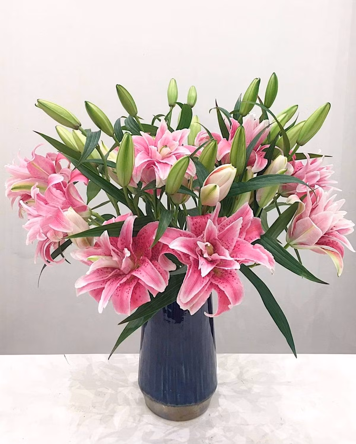 Những năm gần đây, hoa ly kép được ưa chuộng trong dịp Tết nhờ vẻ đẹp đầy đặn và khác biệt. Các lớp cánh xếp dày, bung nở tròn trịa, gợi cảm giác sung túc, viên mãn. Ảnh: L'amour Flower