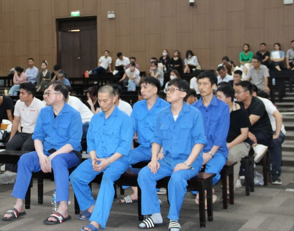 Các bị cáo tại . Ảnh: HOÀNG HUY