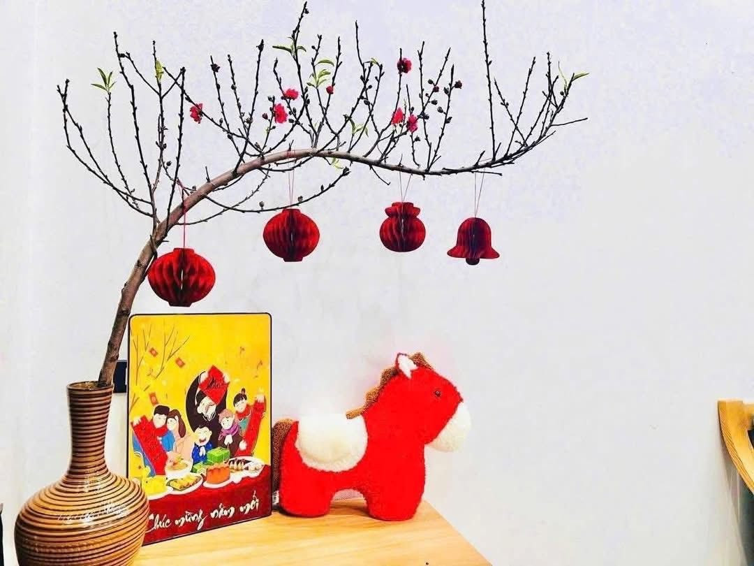 Chị Thu Giang (ở phường Cầu Giấy, Hà Nội) cho biết: "Mấy năm nay, gia đình tôi thường chọn cành đào dáng huyền chơi Tết. Cái hay của đào huyền mini là chơi vừa vặn. Nhà nhỏ cắm vẫn đẹp, nhà hiện đại cắm vẫn hợp, không cần bình to, không cần phối cầu kỳ". Ảnh: FB Vũ Huyền