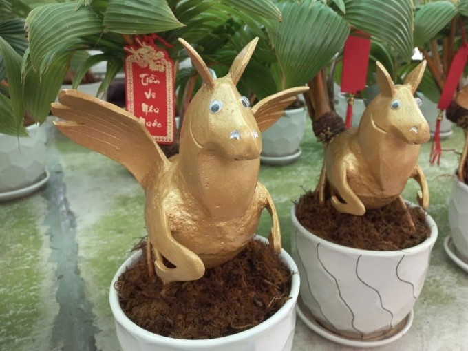 Dịp Tết năm nay, anh Tùng đưa ra thị trường gần 200 tác phẩm dừa bonsai tạo hình ngựa thiên thần. Ảnh: Ngoisao