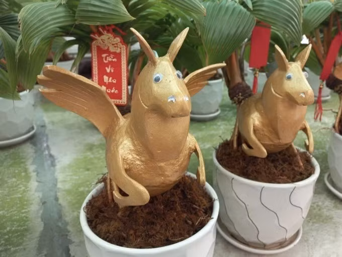 Dịp Tết năm nay, anh Tùng đưa ra thị trường gần 200 tác phẩm dừa bonsai tạo hình ngựa thiên thần. Ảnh: Ngoisao