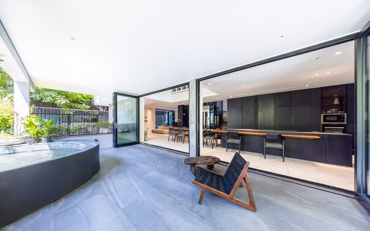 Trái với vẻ ngoài thô cứng, không gian bên trong tràn ngập ánh sáng tự nhiên. Ảnh: Hiroyuki Oki