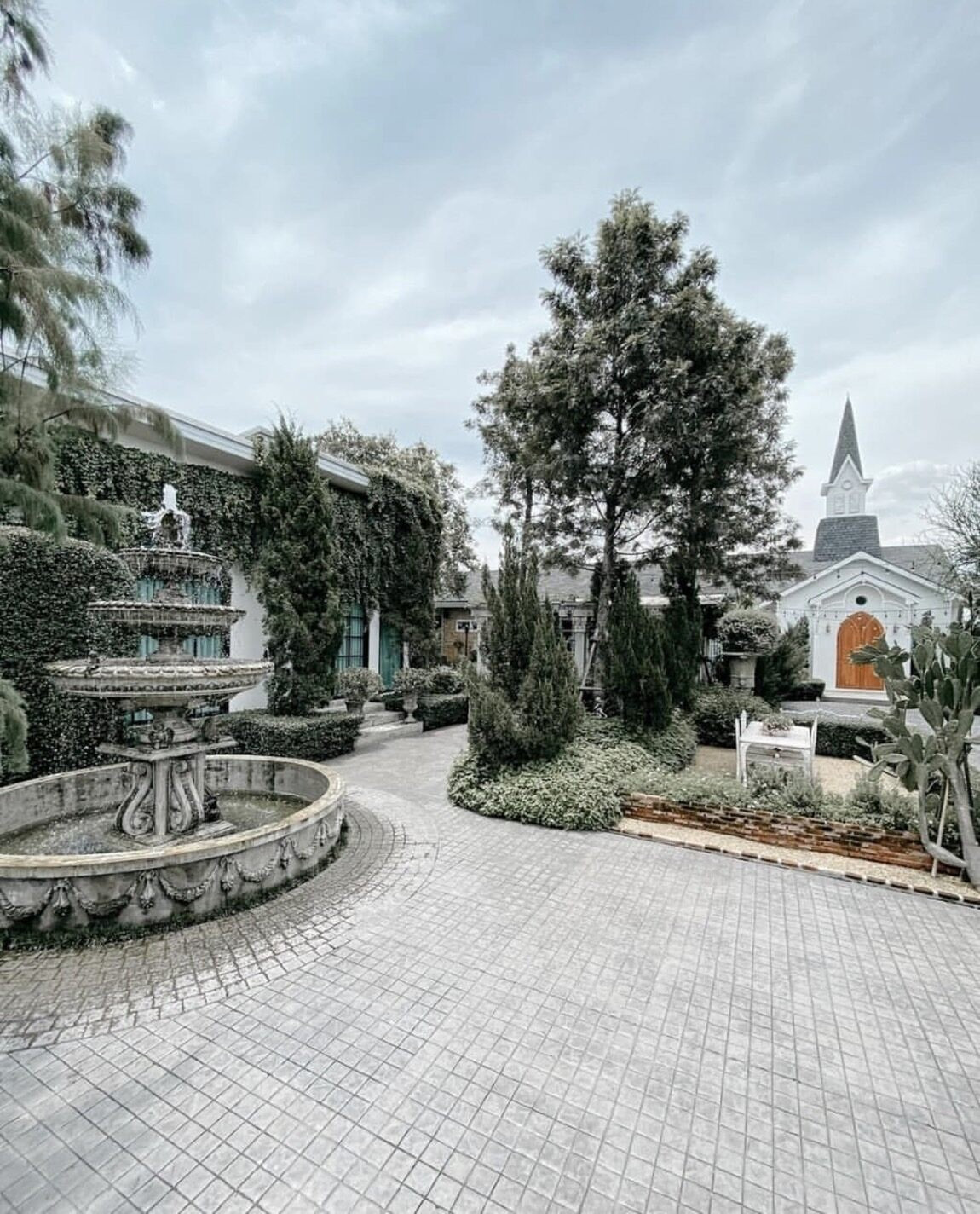 Ngoài diện tích rộng với sức chứa 200 - 300 người, căn biệt thự còn gây ấn tượng bởi sự sang trọng, góc nào cũng toát lên vẻ đẹp xa hoa, đẳng cấp. Ảnh: Khaosod