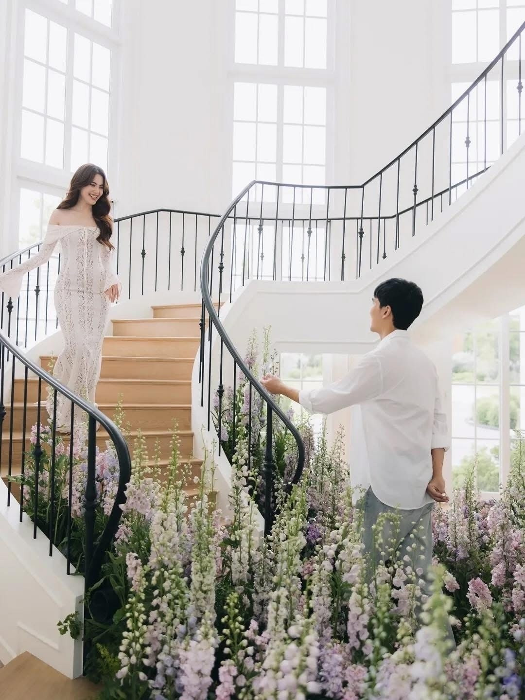 Góc cầu thang uốn lượn là nơi check-in quen thuộc của nữ diễn viên. Ảnh: Khaosod