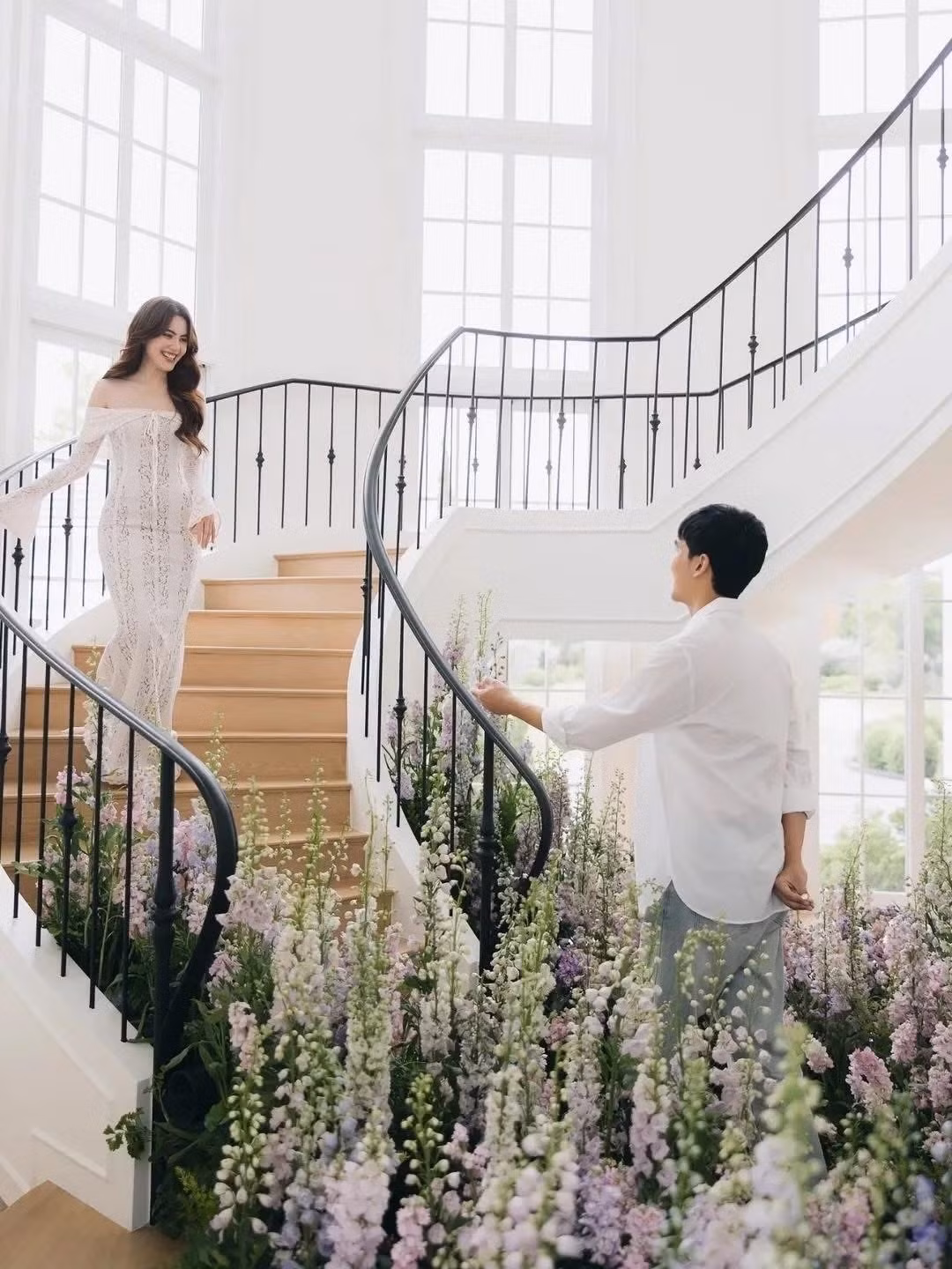 Góc cầu thang uốn lượn là nơi check-in quen thuộc của nữ diễn viên. Ảnh: Khaosod