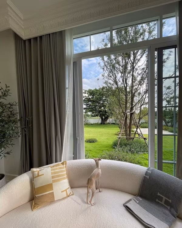 Phòng ngủ với tầm view cực chill. Ảnh: Khaosod