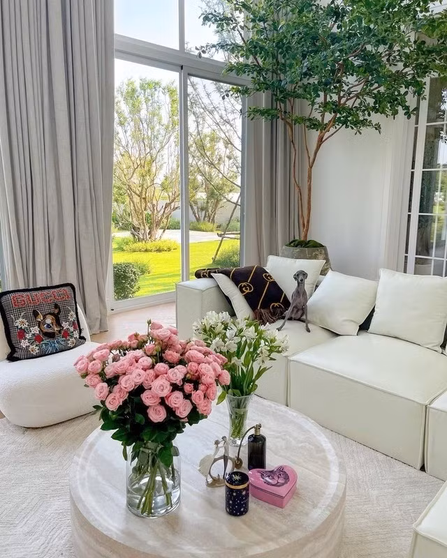 Không gian bên trong thiết kế cao rộng và thoáng đãng nhờ hệ cửa kính lớn bao quanh, giúp tận dụng tối đa ánh sáng tự nhiên. Ảnh: Khaosod