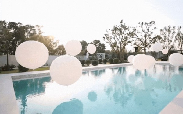 Khu vực bể bơi rộng khoảng 50m2. Ảnh chụp màn hình