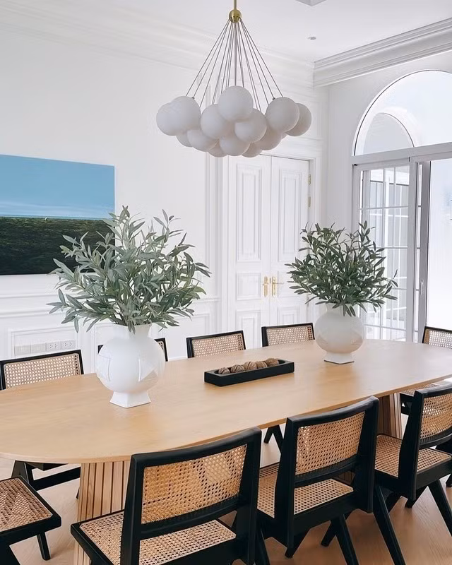 Khu vực bàn ăn được sắp xếp đẹp mắt với tông trắng chủ đạo. Ảnh: Khaosod