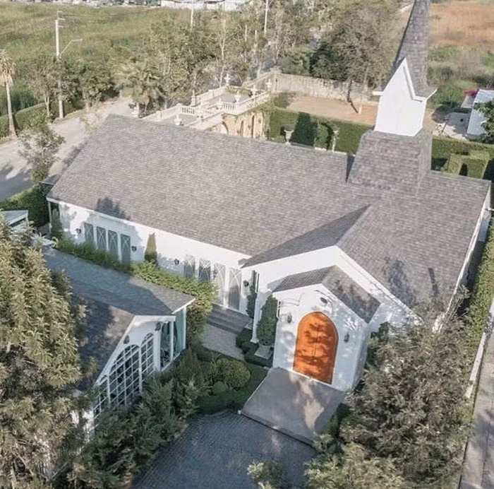 Theo truyền thông Thái Lan, căn nhà có giá trị hơn 200 triệu baht (tương đương khoảng 138 tỷ đồng). Ảnh: Khaosod