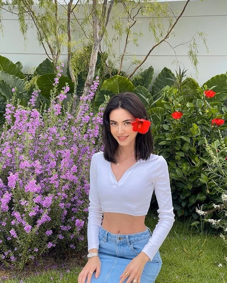 Bao quanh nhà là khu sân vườn rộng rãi với nhiều loại cây và hoa, giúp không gian thêm xanh mát. Ảnh: Khaosod