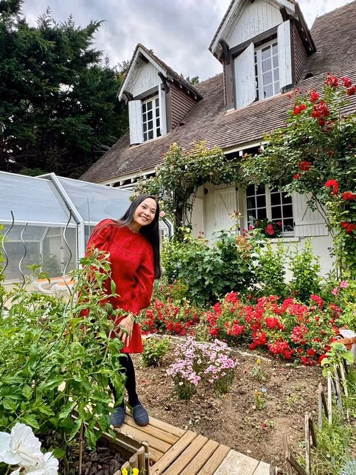 Rời xa ánh đèn sân khấu, NSƯT Lê Vi chọn cho mình cuộc sống bình lặng trong nhà vườn 4.000 m2 tại thành phố Amboise, Pháp. Ảnh: FB Tran Le Vi Levi