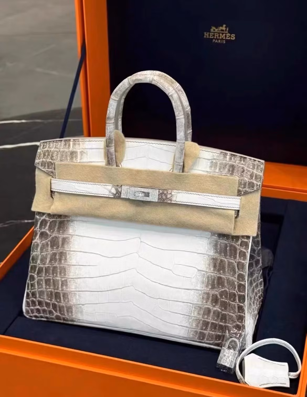 Quá trình nhuộm da rất công phu và tốn nhiều thời gian để hoàn thành. Màu càng nhạt, quá trình xử lý càng khó và giá càng cao. Ảnh: Limaflumeri