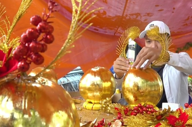 Theo Vietnamnet, những ngày nhiều đơn hàng, có cơ sở tại TP HCM phải thuê gần chục nhân công, làm tăng để kịp tiến độ. Ảnh: cắt từ video của Vietnamnet