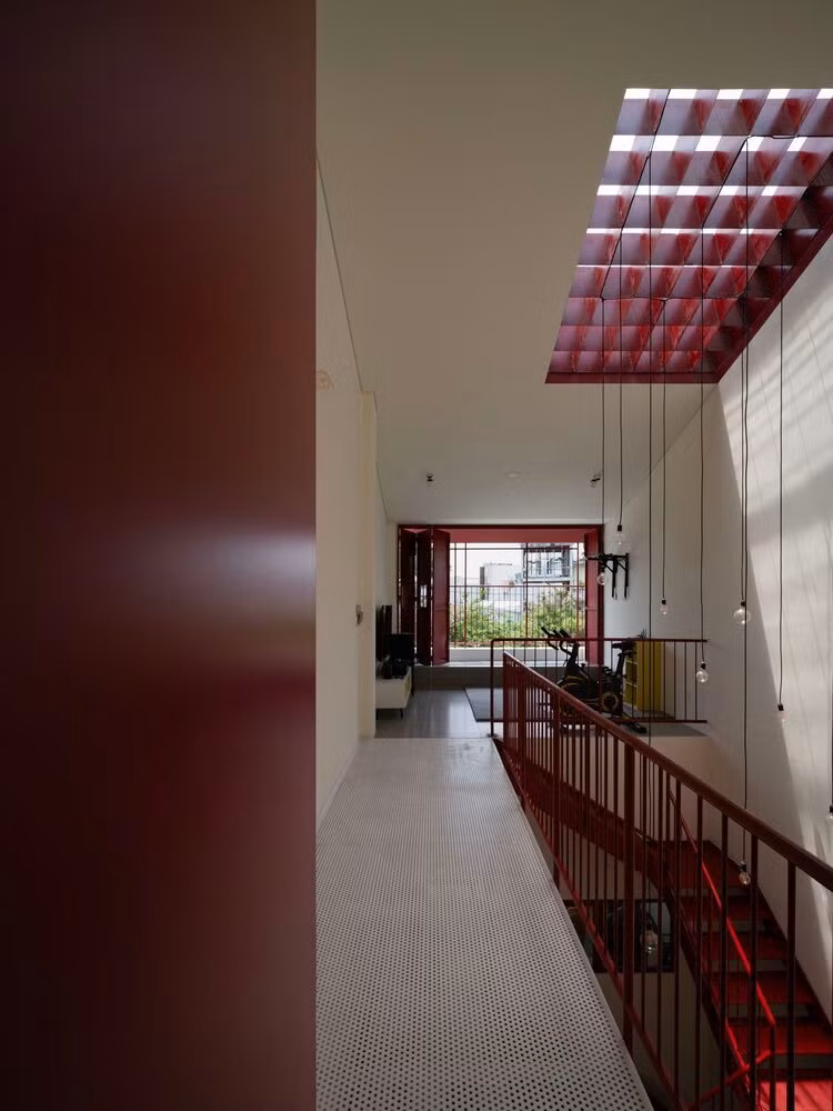 Tầng ba có một phòng tập thể dục tràn ngập ánh sáng và một phòng ngủ nhỏ cho con gái gia chủ. Ảnh: Kiên Trần - 1conmat