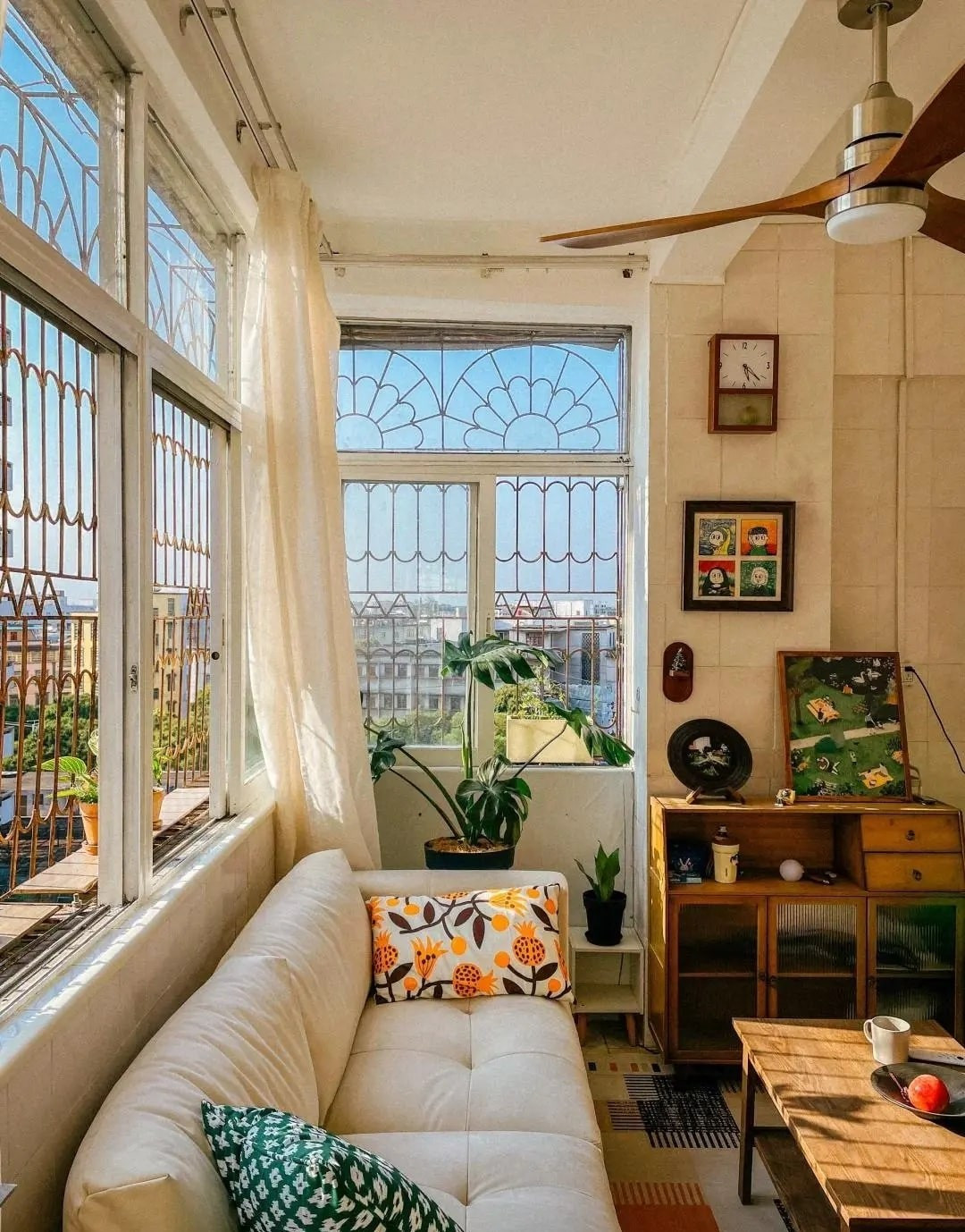 Cụ sống một mình trong căn nhà cũ nhưng luôn sạch sẽ, ngăn nắp. Từ cách sắp xếp đồ đạc đến ánh sáng tràn vào từng góc nhỏ đều mang lại cảm giác dễ chịu. Ảnh: Toutiao